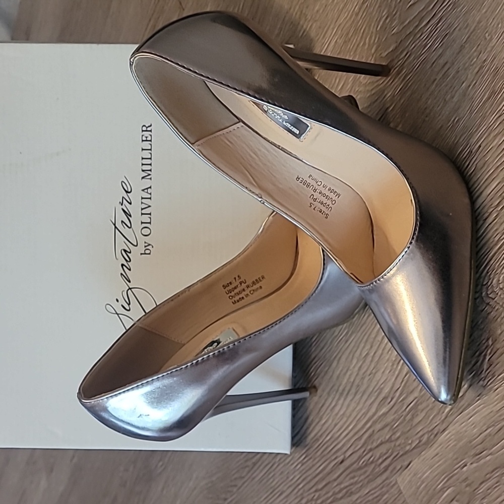 Signature by Olivia Miller silver heels5+. Size 7.5. Perfect for the Holidays.